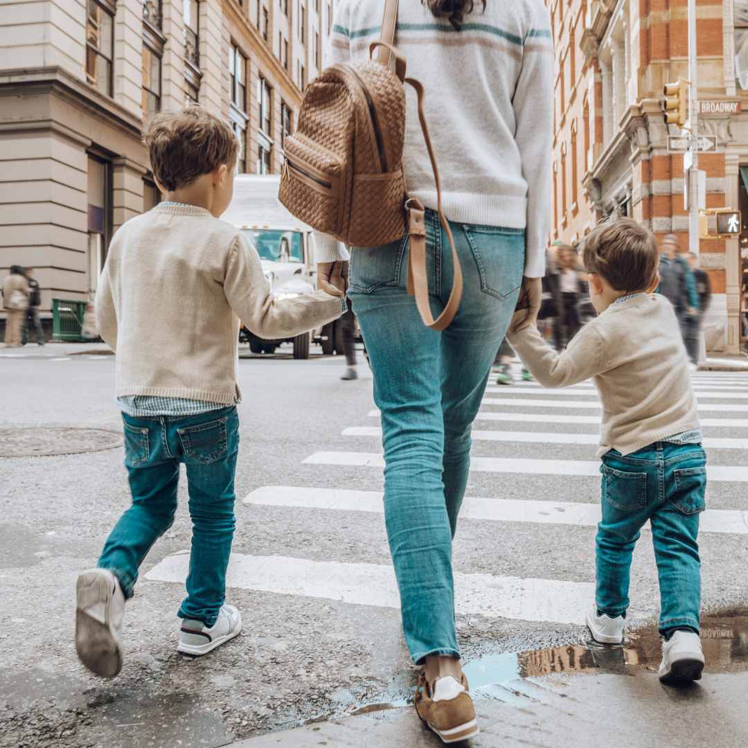 Família se preparando para viagem internacional com o filho